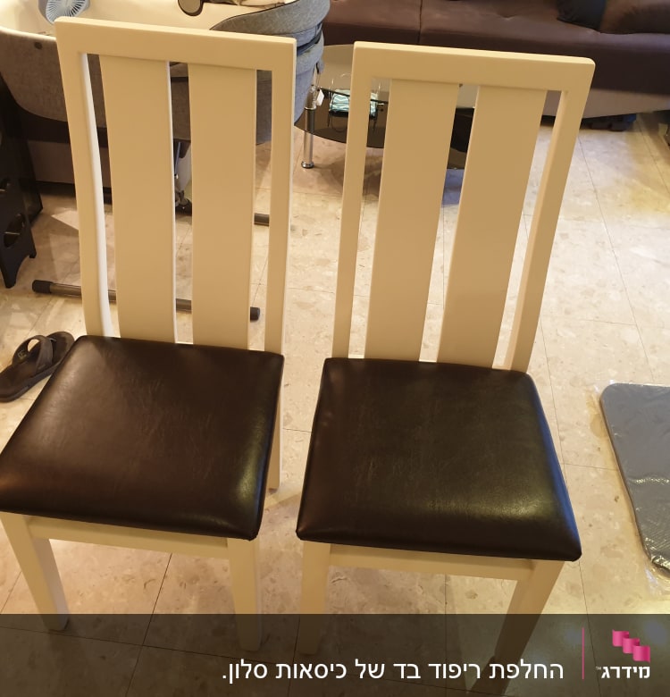 שני כיסאות עם ריפוד מושב כהה על רצפה